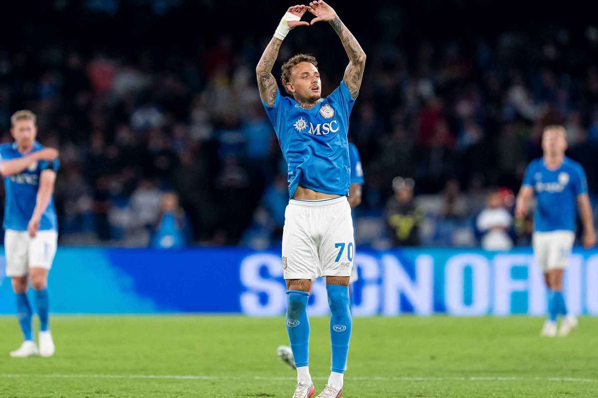 Nápoles vence Frosinone com brilho de De Bruyne e iguala adversário