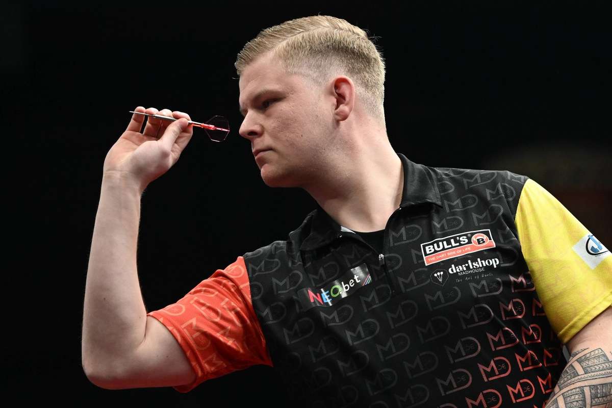De Decker stuns Anderson as Wade beats Price at World Grand Prix
