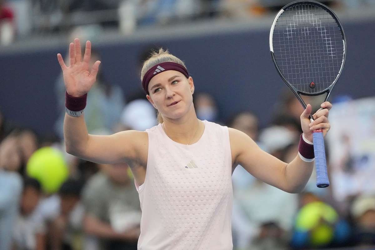 Karolína Muchová beats Katie Boulter to reach Beijing third round