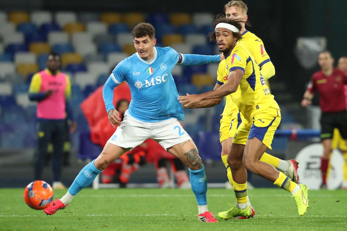 Giovanni Di Lorenzo fights for the ball with Hellas Verona's Antoine Bernede