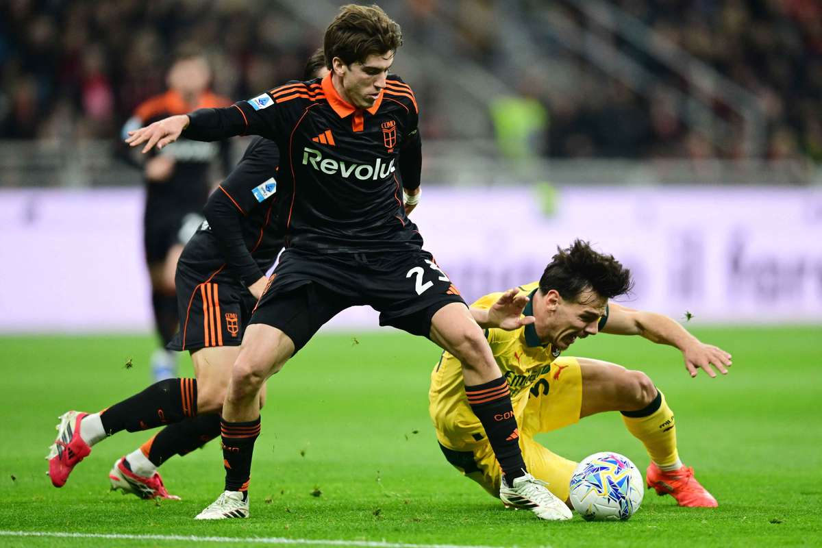 Napoli, Inter Milan theo dõi tiền vệ Perrone của Como