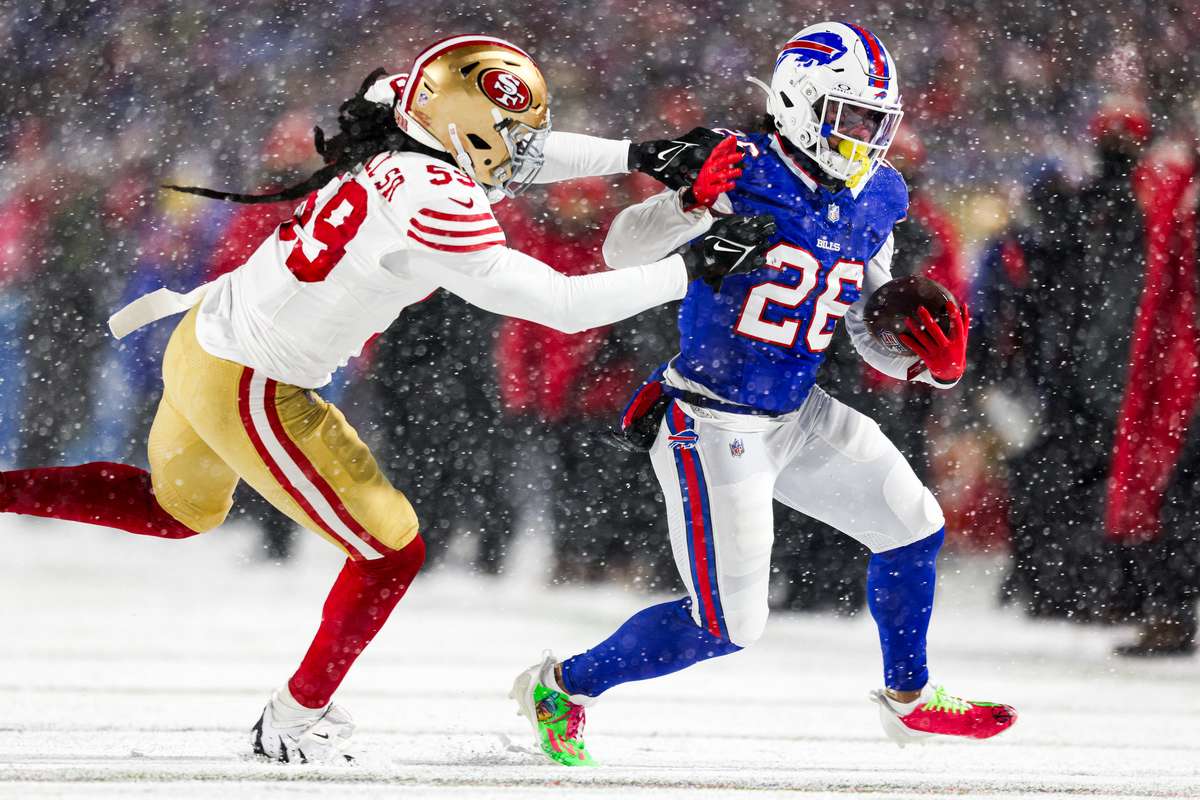49ers suspend linebacker De'Vondre Campbell for the rest of the season