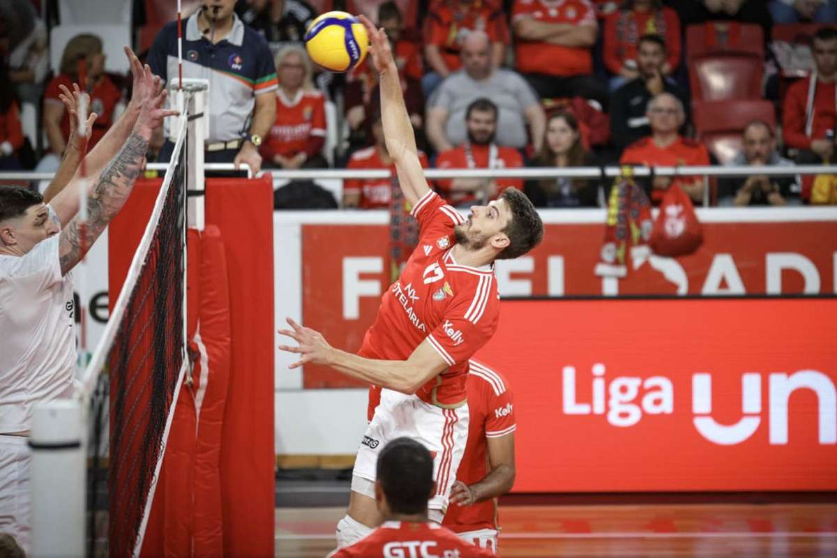 Benfica vence e deixa lanterna do grupo com rival na Champions de vôlei