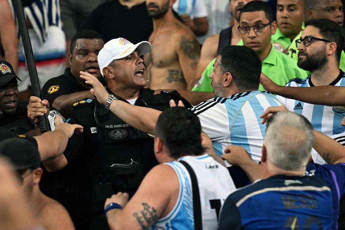 Briga entre torcedores de Brasil e Argentina e PMs atrasa início do jogo no  Maracanã - Ultima Hora Online