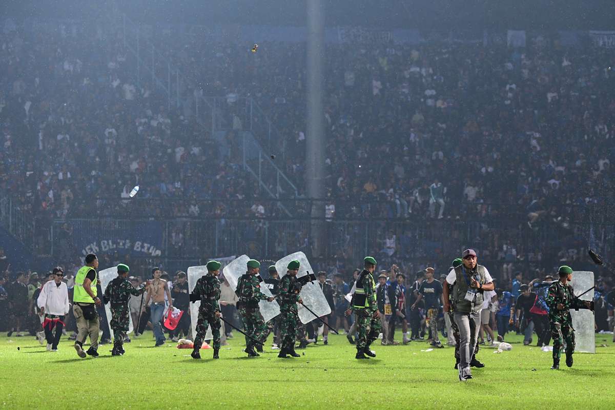 Setidaknya 125 tewas setelah kerusuhan di stadion sepak bola Indonesia