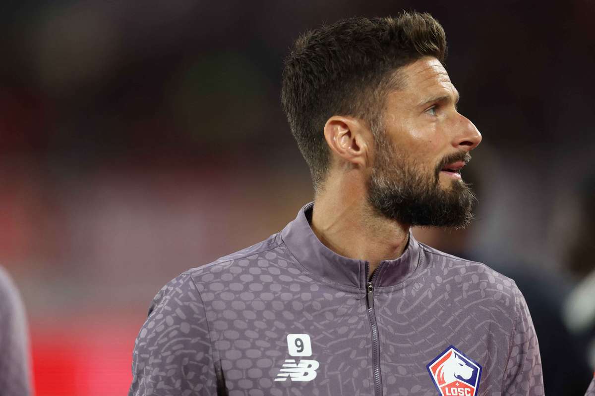 Giroud mira a Champions e se aproxima de novo contrato. Giroud mira a Champions e se aproxima de novo contrato.