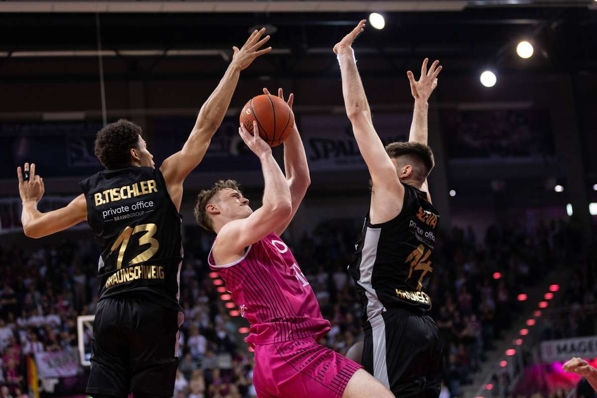 Telekom Baskets Bonn bauen gegen Braunschweig Vorsprung in der Tabelle aus Flashscore.de
