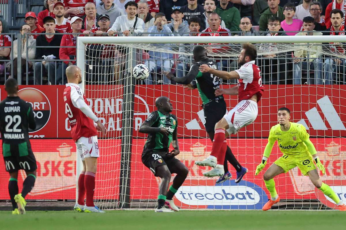 Lens tạo nên màn lội ngược dòng ấn tượng để giành điểm trong trận cầu sáu bàn thắng nghẹt thở tại Brest