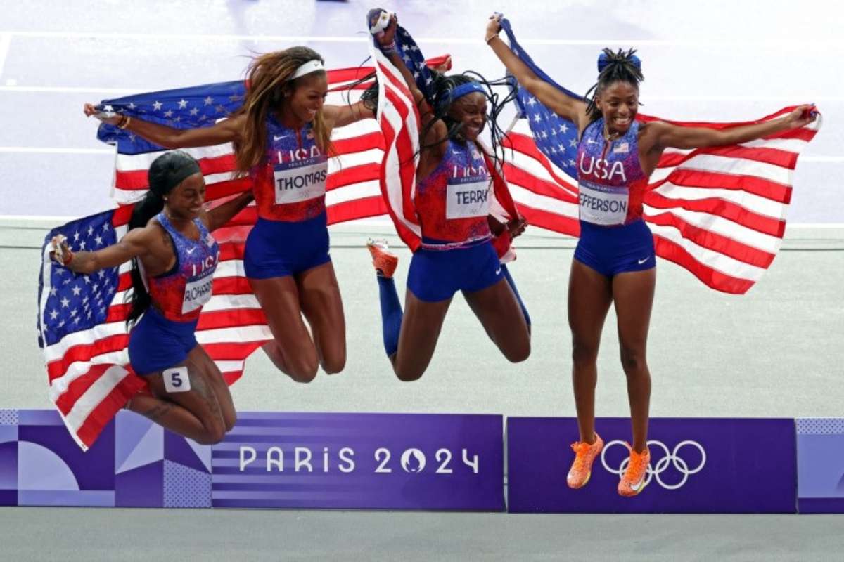 USA win women's 4x100 relay gold after costly mistake from Great