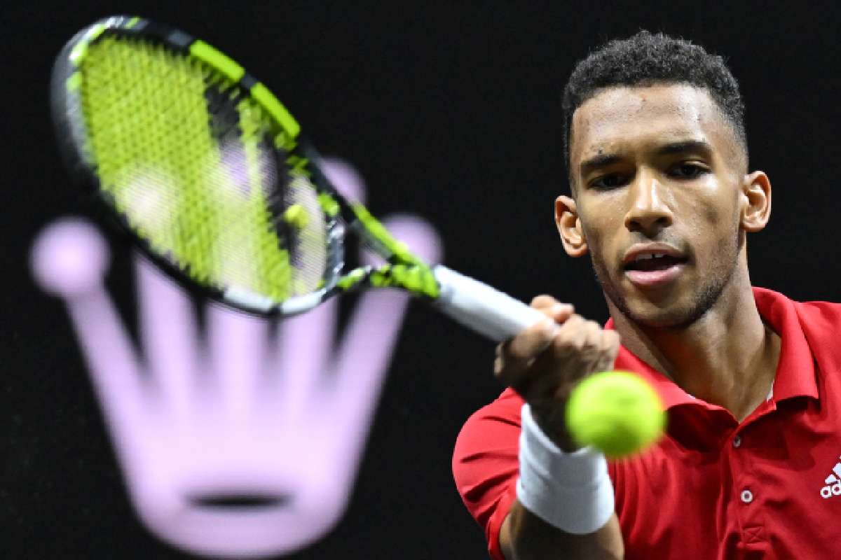 Félix AugerAliassime domine Novak Djokovic et donne l'avantage à la