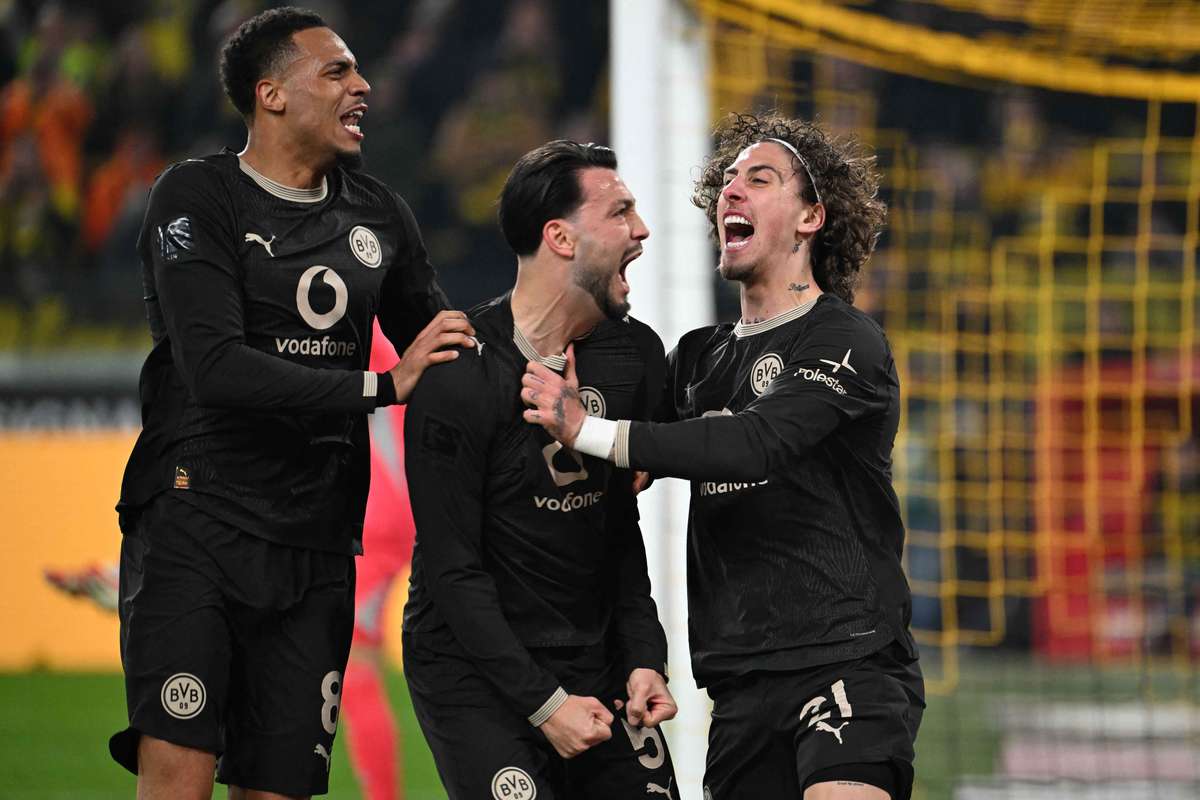 Dortmund lật ngược thế cờ ngoạn mục trong hiệp hai trước Hamburg để thu hẹp khoảng cách với Bayern