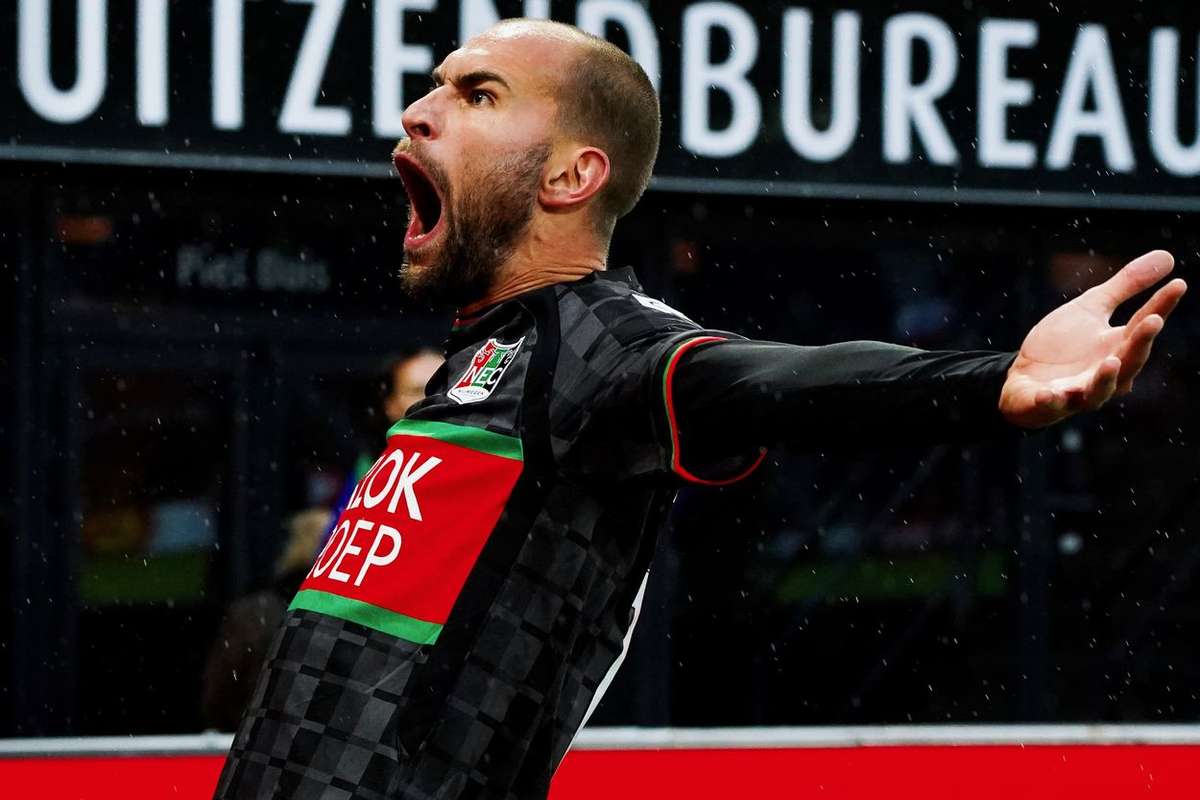 Schock in den Niederlanden Ex-Bundesligaprofi Bas Dost kollabiert während Spiel Flashscore.de