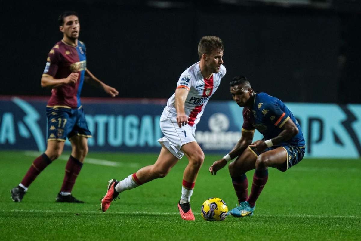 Só com uma asa a águia não voa: Benfica volta a empatar, agora com o  Farense (1-1)