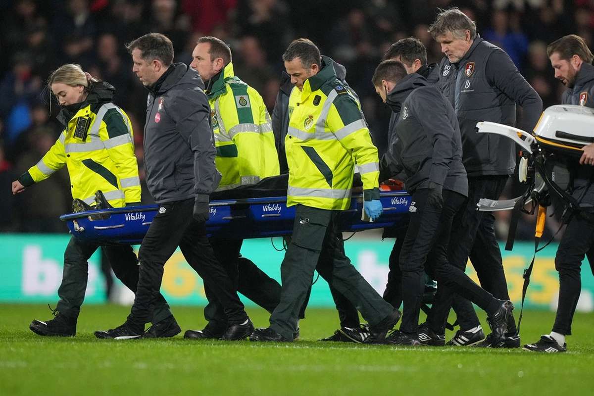 Futebolista do Luton Town submetido a exames médicos após sofrer paragem  cardíaca em campo - Futebol - Correio da Manhã