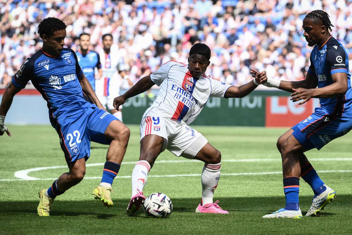 Lyon thắng kịch tính trước Auxerre đang đua trụ hạng tại Ligue 1