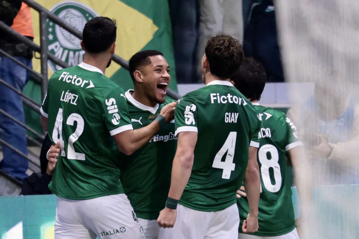 Palmeiras bate o Ceará de virada e segue na cola dos líderes do Brasileirão