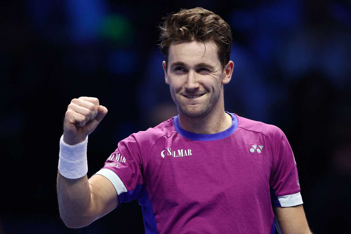 Casper Ruud dismantles error-strewn Carlos Alcaraz in ATP Finals opener | Flashscore.com