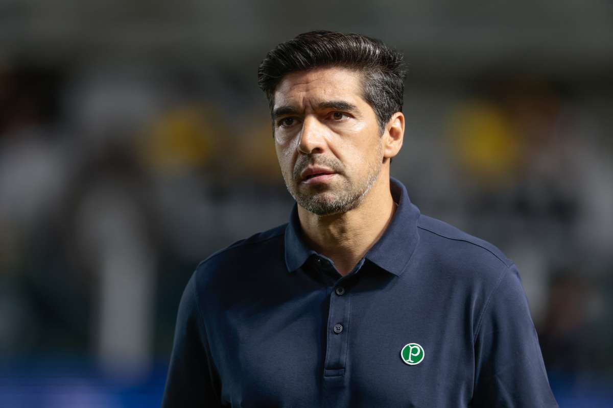 Abel Ferreira critica relvado da Vila Belmiro e aponta falhas estruturais