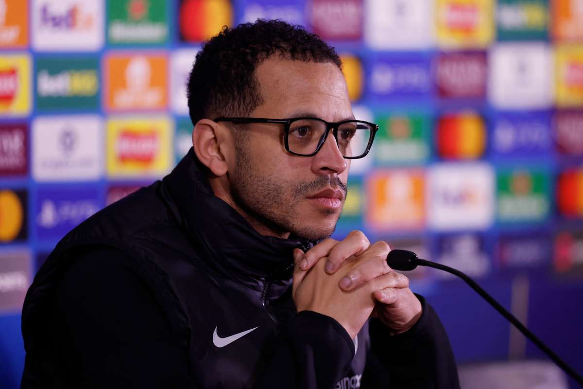 Rosenior tiết lộ Reece James sẽ phải nghỉ đến tháng sau và Chelsea đã "giải quyết" các vụ rò rỉ thông tin