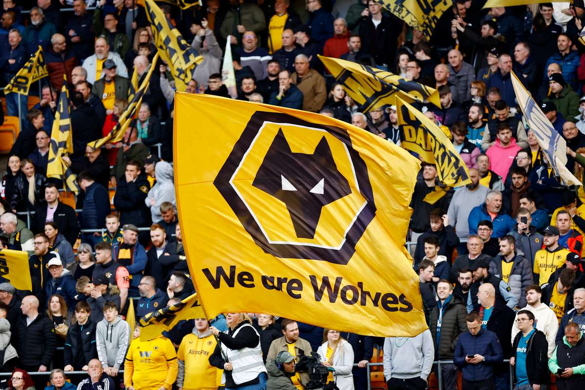 Wolverhampton Wanderers é multado por cantos homofóbicos dos torcedores
