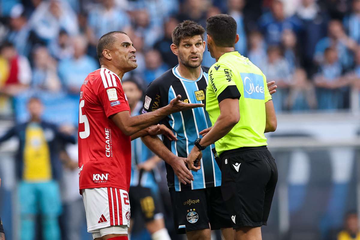 Grêmio protesta contra CBF após erro admitido no pênalti do Grenal