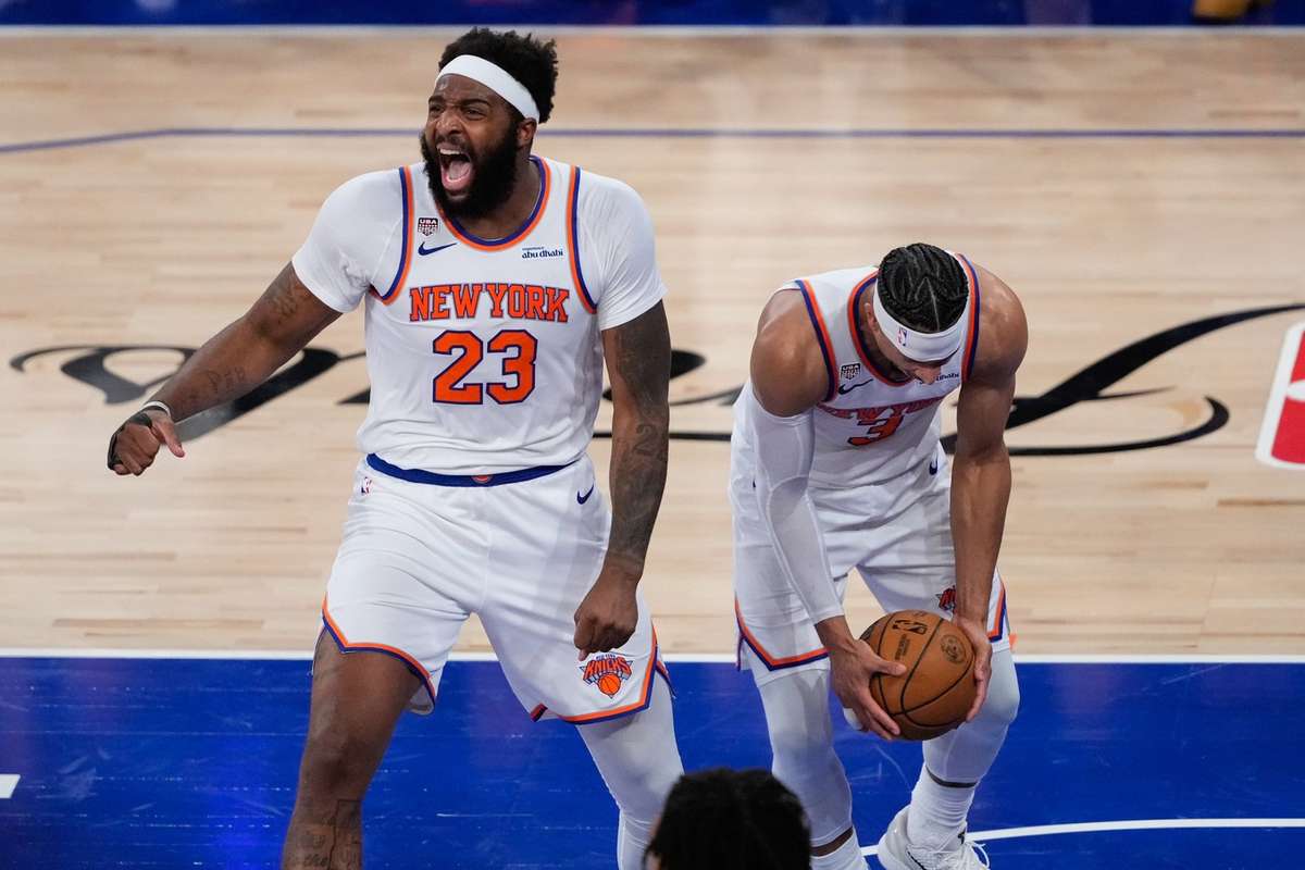 Knicks Mitchell Robinson (23) and guard Josh Hart celebrate Game 4 win