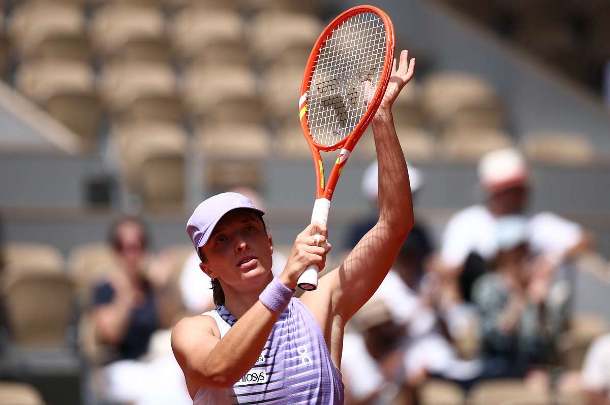 Four-time winner Swiatek beats Linette to reach last 16 of French Open ...