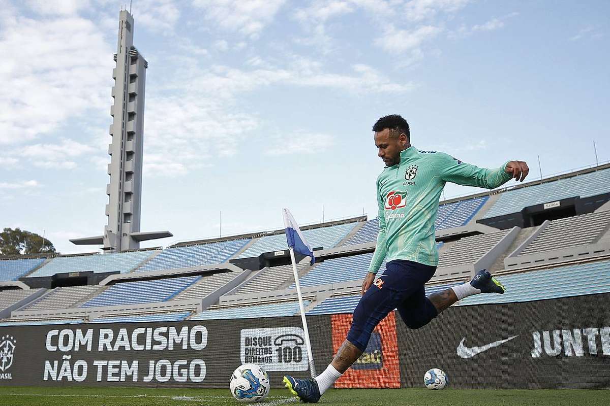 Brasil e Uruguai fazem duelo de gigantes nas Eliminatórias