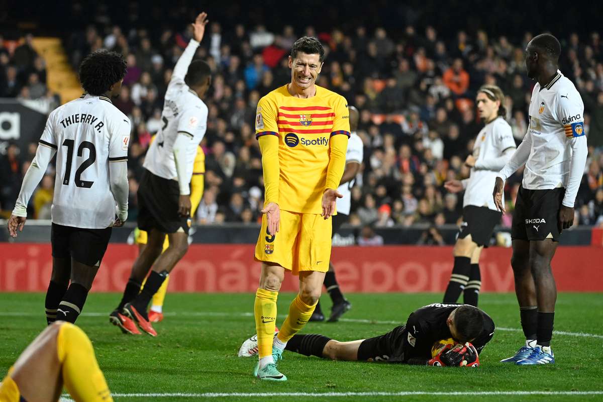 Barcelona Lose More Ground In Title Race As Valencia Claim Draw ...