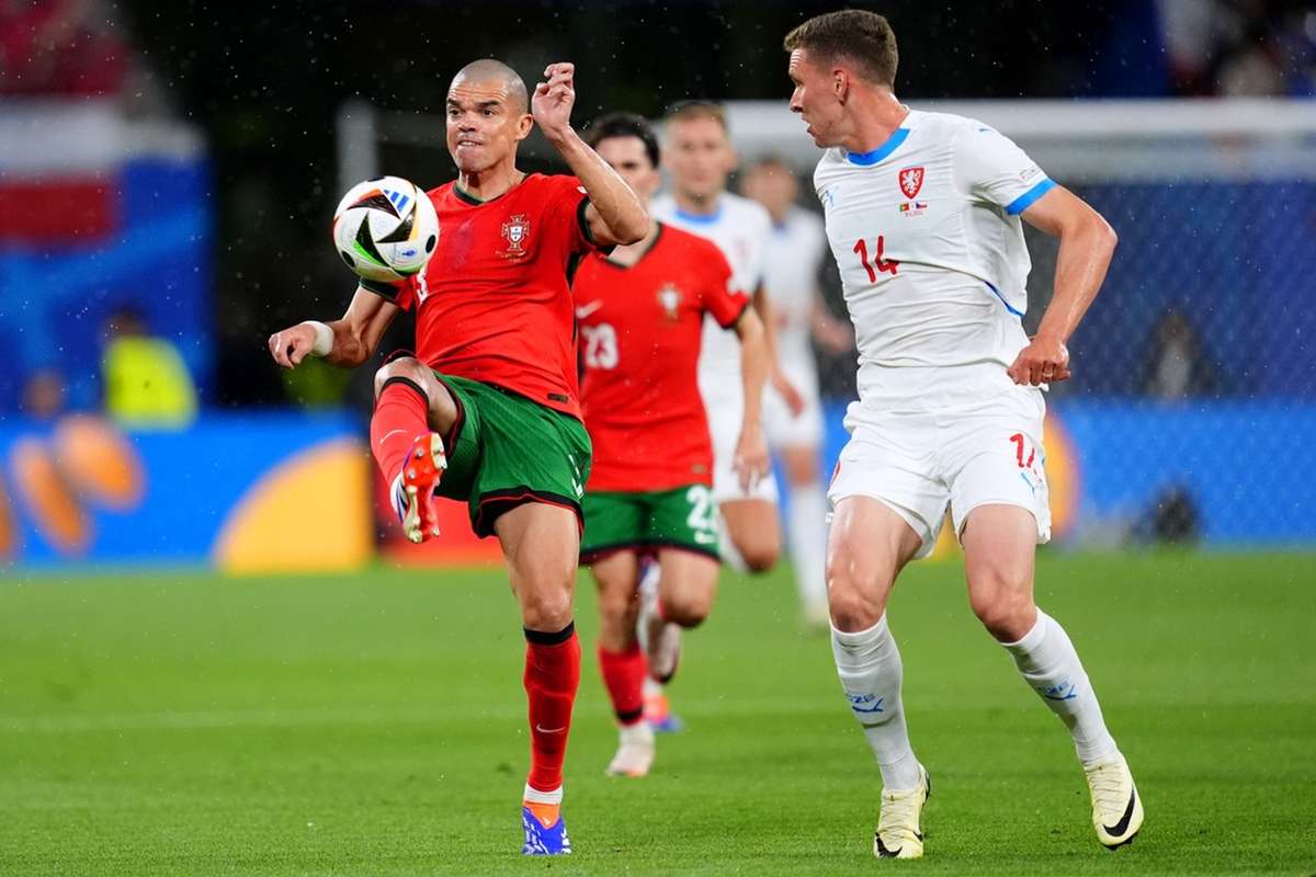 Portugese verdediger Pepe na aftrap tegen Tsjechen oudste speler ooit