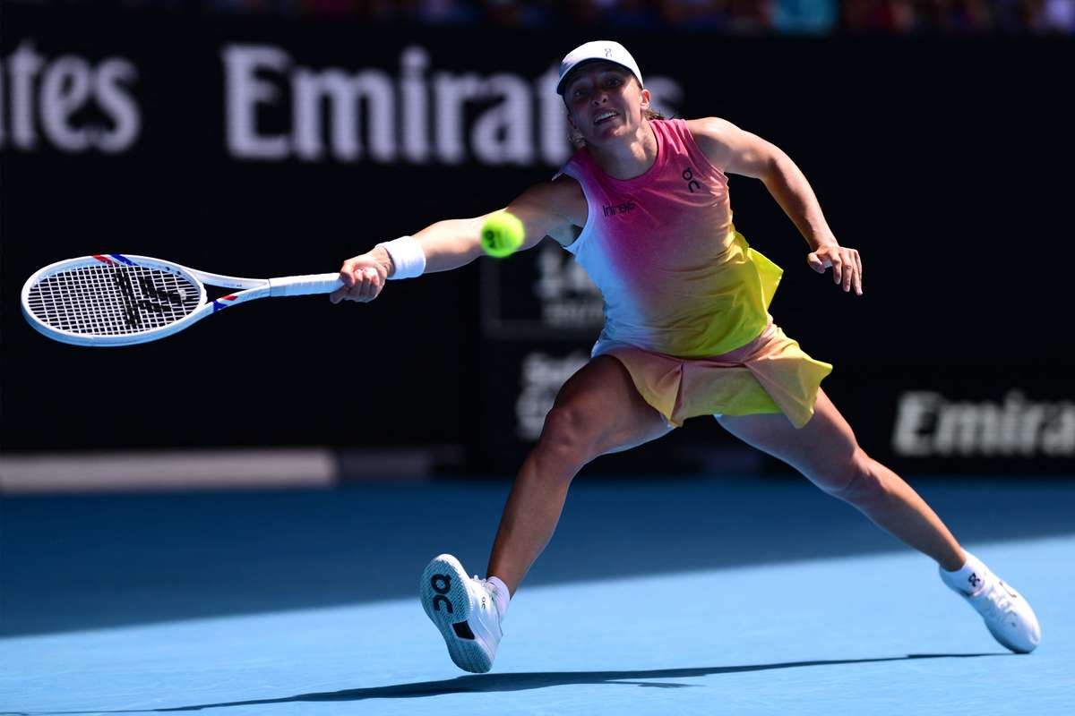 Rampant Swiatek storms past Navarro into Australian Open semi-finals