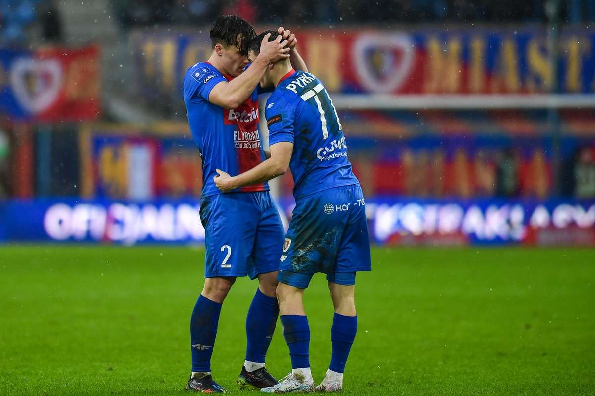 Piast przedłużył kontrakt z dwoma czołowymi piłkarzami. Mosór i Pyrka zostają w klubie na dłużej | Flashscore.pl