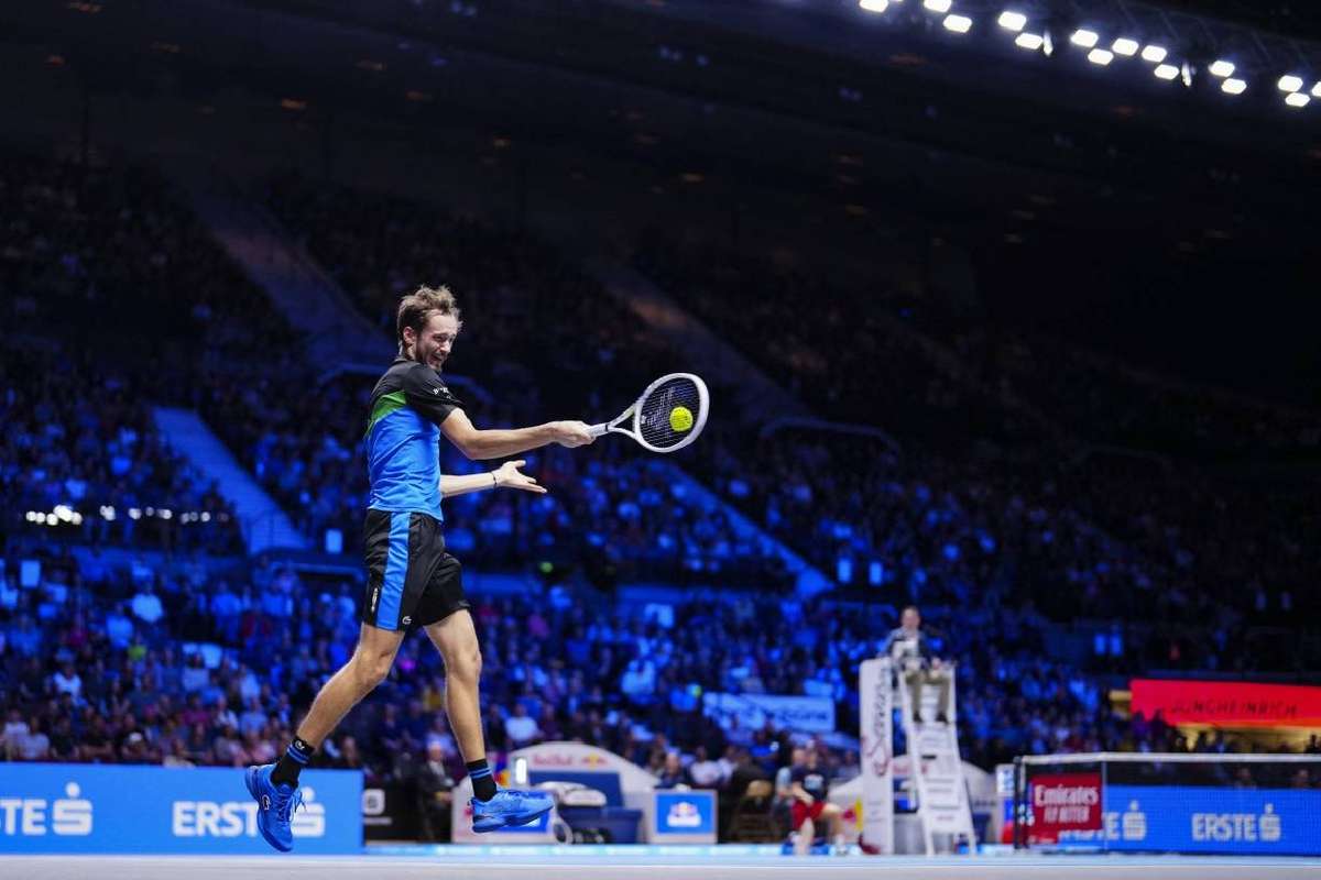 Medvedev domine Khachanov et retrouvera Tsitsipas en demifinale à