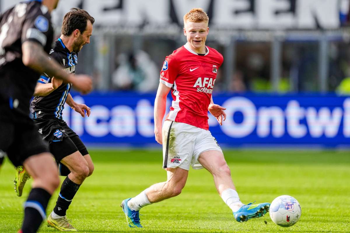 Vì sao các câu lạc bộ hàng đầu châu Âu xếp hàng để ký hợp đồng với thần đồng tiền vệ Kees Smit của AZ