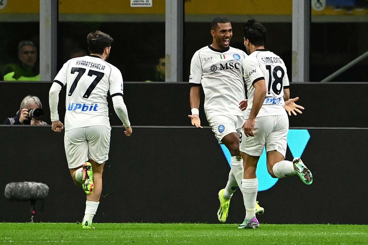 Inter stopped by Napoli at San Siro, Zieliński watched the match from the bench