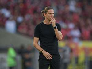 Voyaga etgan ayollar fotosuratlarni sormoqda