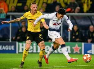 Heung-Min Son (Tottenham) có cơ hội dứt điểm từ bên trong vòng cấm nhưng cú sút của anh bay chệch cột dọc bên trái.