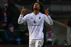 Zirkzee and Mount score as Man Utd rally to defeat Crystal Palace