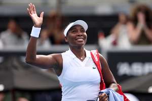 Venus Williams thanks the crowd afer defeat