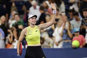 Rybakina continues path to become world No. 1 after advancing at US Open