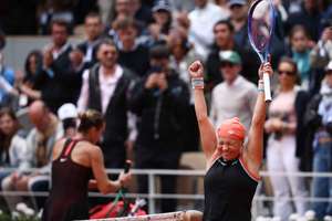 Diana Shnaider celebrates her victory as Aryna Sabalenka leaves the court