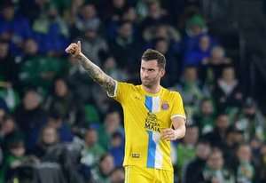 Leo Baptistao (Espanyol) đang ăn mừng sau một bàn thắng tuyệt đẹp. Anh ấy có vừa đủ khoảng trống trong vòng cấm để đón quả đá phạt và đánh đầu chuẩn xác vào mé trong cột dọc bên phải.