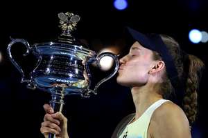 Rybakina kisses the trophy
