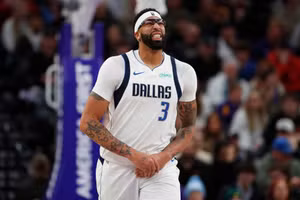 Dallas Mavericks' Anthony Davis reacts to an injury (2026)