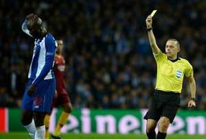 Trọng tài rút một chiếc thẻ vàng cho Danilo Pereira (FC Porto). Không có gì ngạc nhiên. Một chiếc thẻ vàng rõ ràng vì hành vi tranh cãi lớn tiếng.
