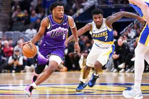 Isaiah Collier driving to the basket