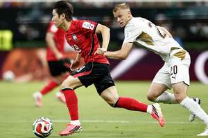 Lee Kang-In in a duel with Jaroslav Zeleny