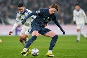 Napoli's Scott McTominay and FC Copenhagen's Mohamed Elyounoussi battle for the ball
