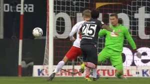 Vào! Konrad Laimer (RB Leipzig) đã có mặt đúng lúc đúng chỗ để lấy bóng bật ra trong vòng cấm, và anh ấy sút bóng đi chìm vào phía trong cột dọc bên trái. Tỉ số là 0:4.