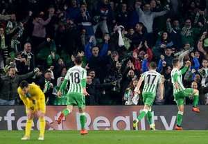 Giovani Lo Celso (Betis) nhận một đường chuyền thú vị bên trong vòng cấm và anh tung một cú sút chìm chuẩn xác vào góc thấp bên trái khung thành. Một pha dứt điểm hiểm hóc!
